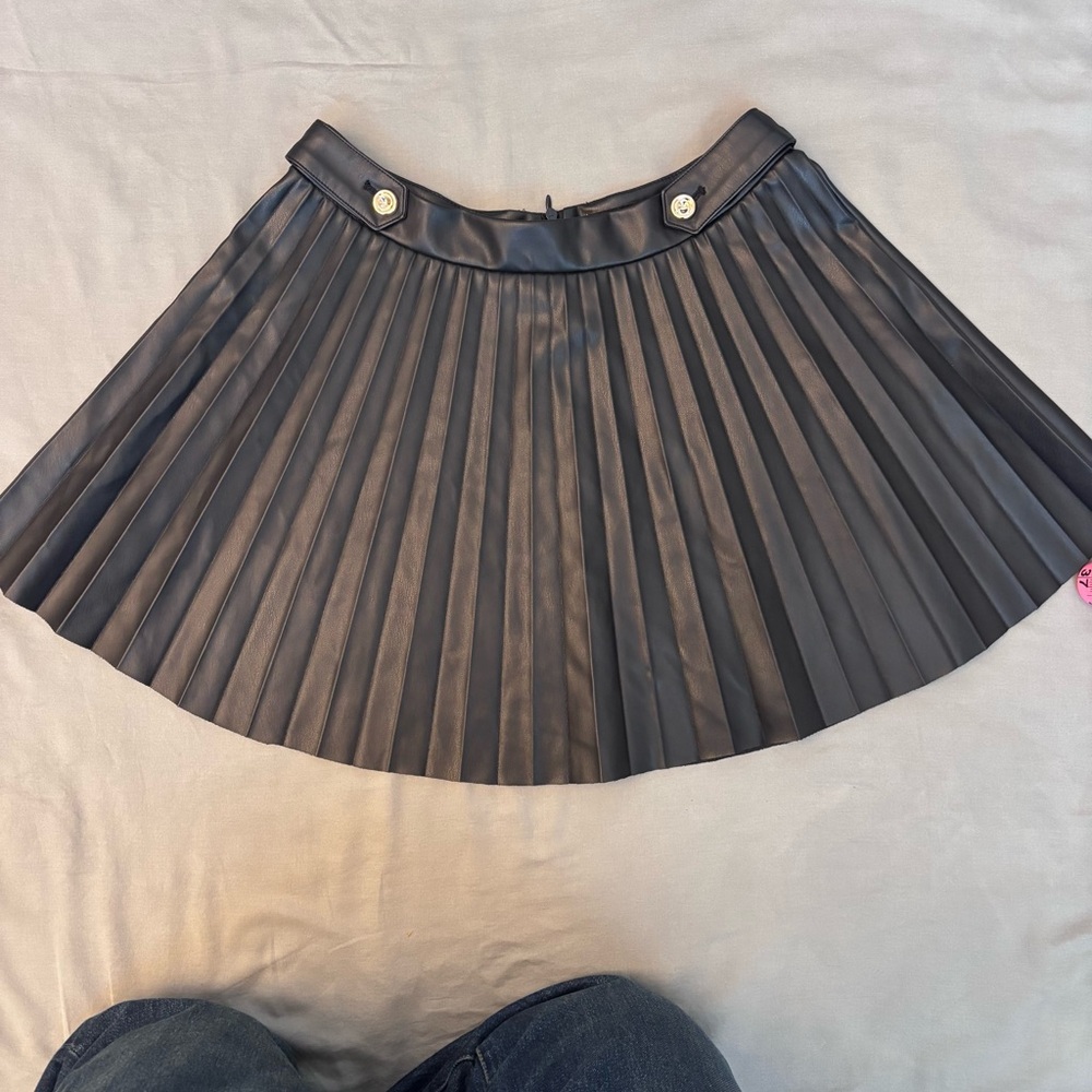 🖤 Zara Black Faux Leather Pleated Skater Skirt – Size M